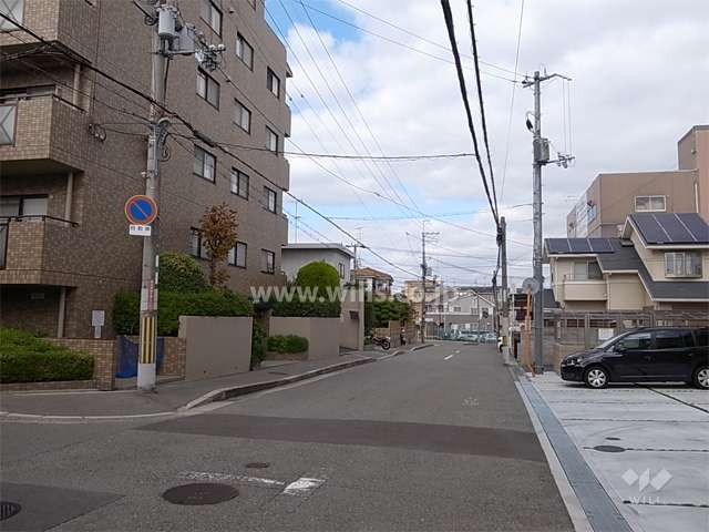 敷地東側の前面道路。周辺は区画の整った静かな住宅地です。