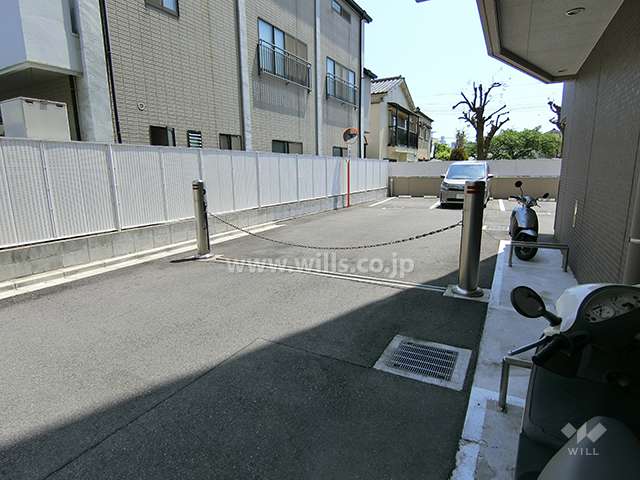駐車場入り口（ロボットゲート付き）