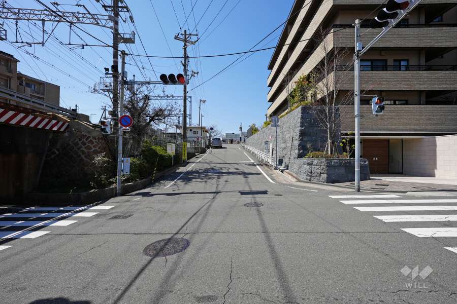 敷地南側の前面道路（東側から）