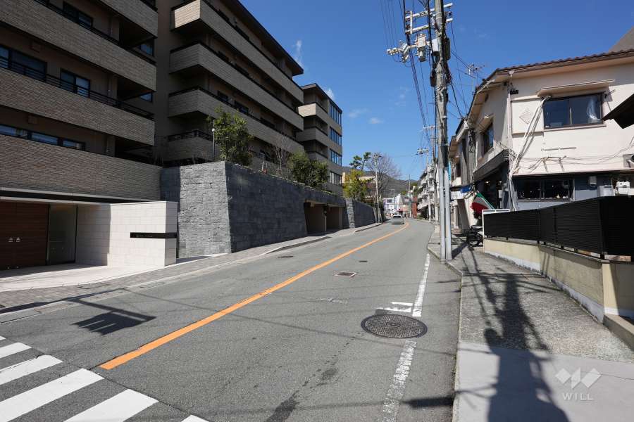 敷地南東側の前面道路（南から）