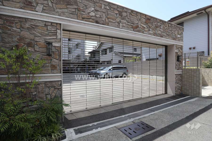駐車場出入り口(リングシャッター付き)