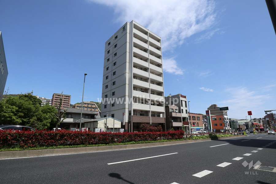 リベール神戸本山マンションの遠景。敷地南側は国道2号線に面しています。