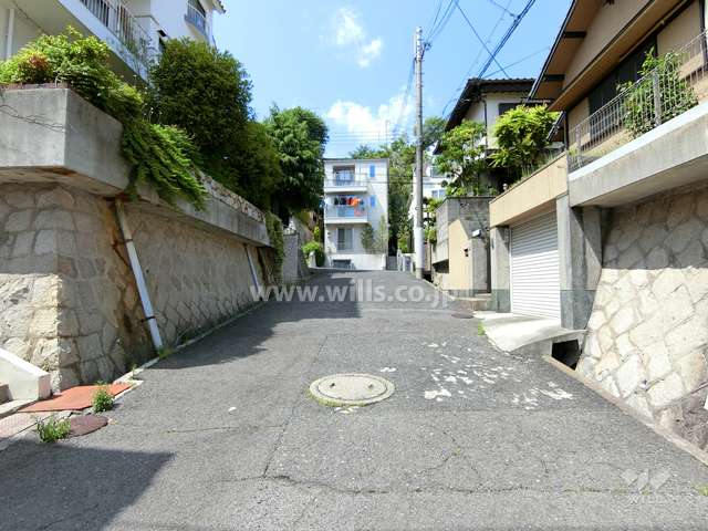 敷地東側の前面道路（南側から）