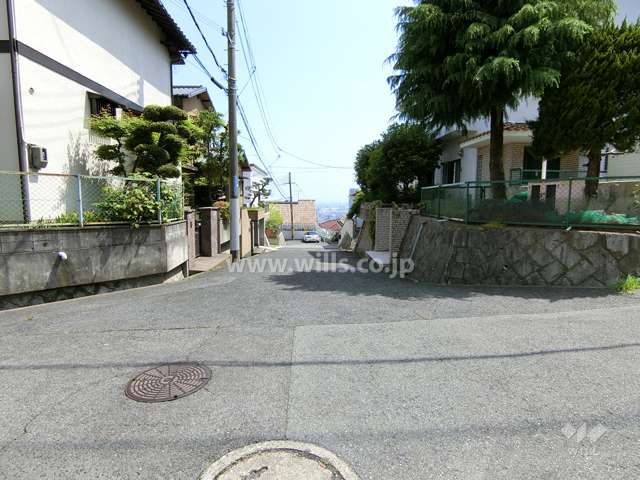 敷地東側の前面道路（北側から）周辺は低層のマンションと一戸建てなどが混在する静かな住宅地です。