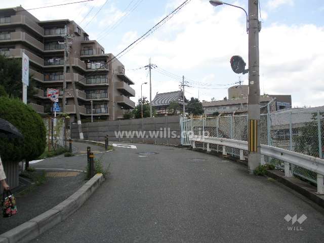 マンションの東側道路（緩やかな上り坂になっています）