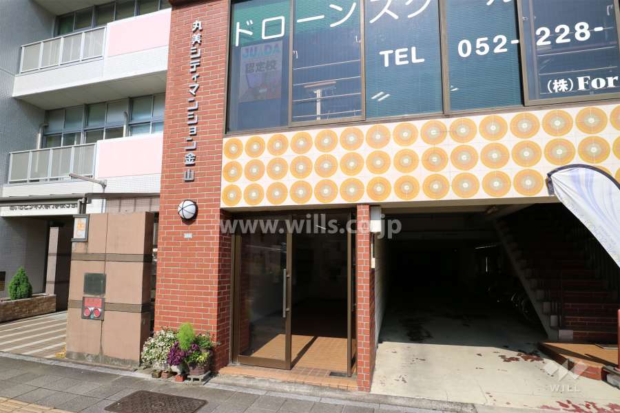 エントランス、2階は店舗です