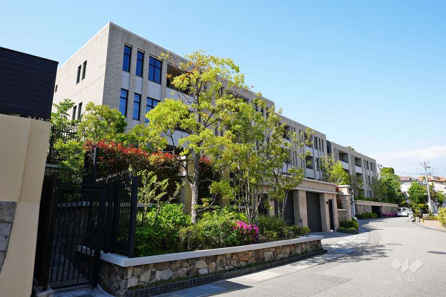 プラウド芦屋東山の外観（南西側から）