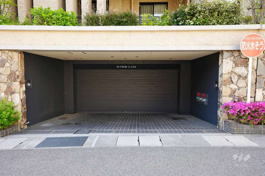 駐車場の出入口（シャッター付き）