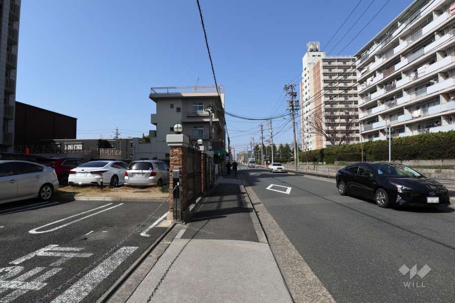 敷地北側の前面道路（東側から）