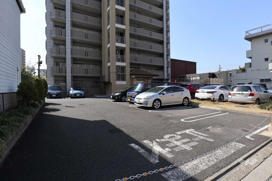 駐車場の出入り口（ロボットゲート付き）・敷地内駐車場（屋外平面式）