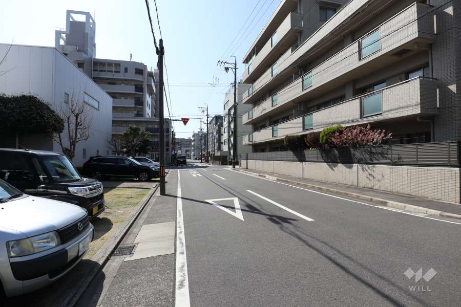 敷地東側の前面道路（北側から）