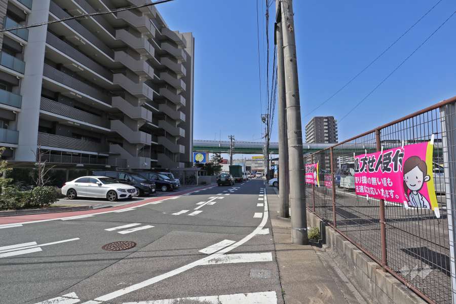 敷地北側の前面道路（東側から）