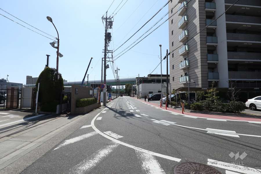 敷地東側の前面道路（北側から）
