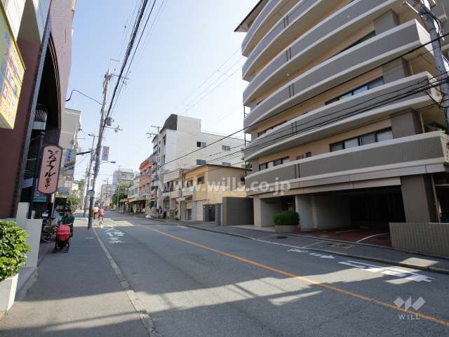 敷地北側は二車線のバス通りに面しています。