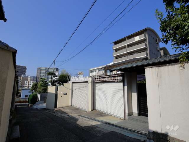 敷地の南側には一戸建て街が広がっています。