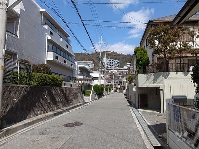 敷地東側の前面道路。周辺は一戸建てが中心に立ち並ぶ高台の閑静な住宅地です。