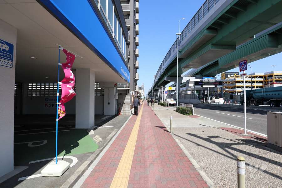 敷地東側の前面道路（南側から）