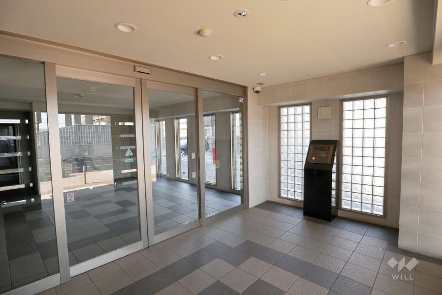 エントランスはオートロック付きです。