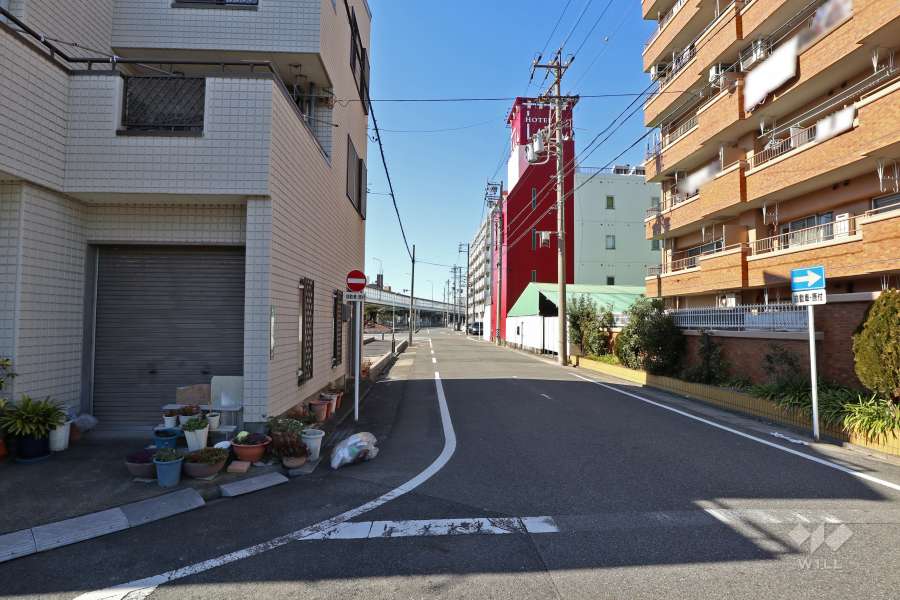 敷地南側の前面道路（東側から）