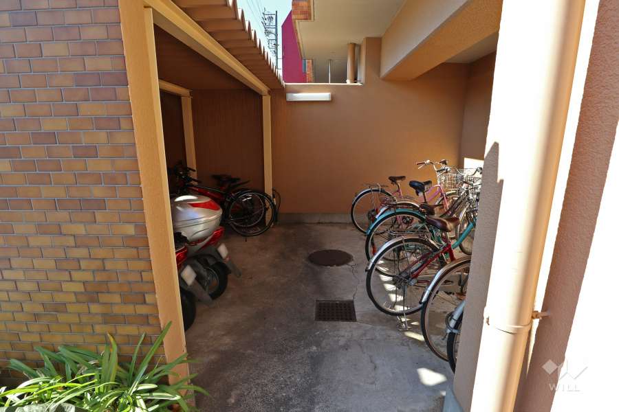 バイク置場と駐輪場