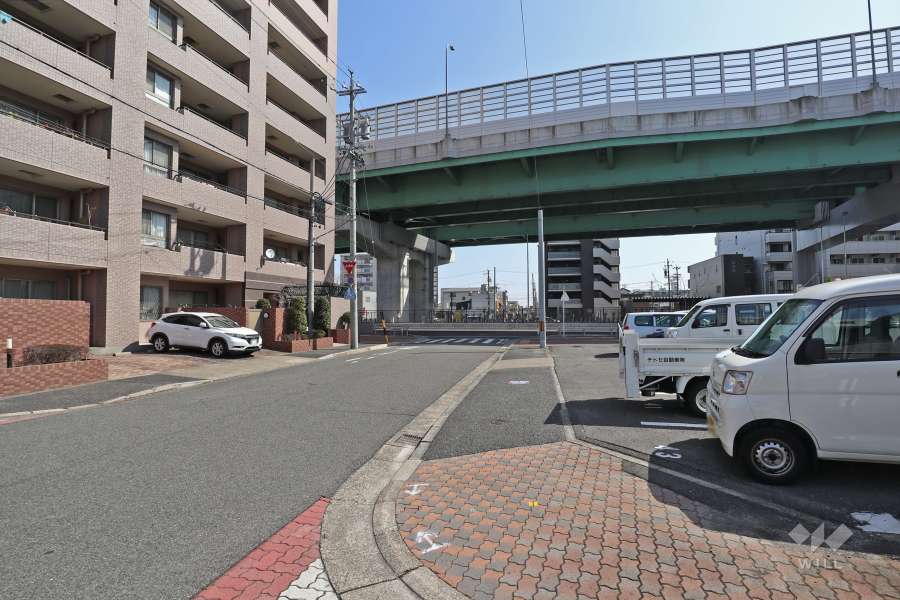 敷地南側の前面道路（西側から）