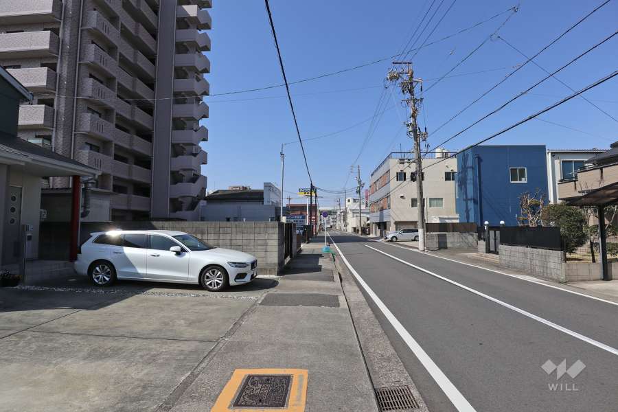 敷地北側の前面道路（東側から）