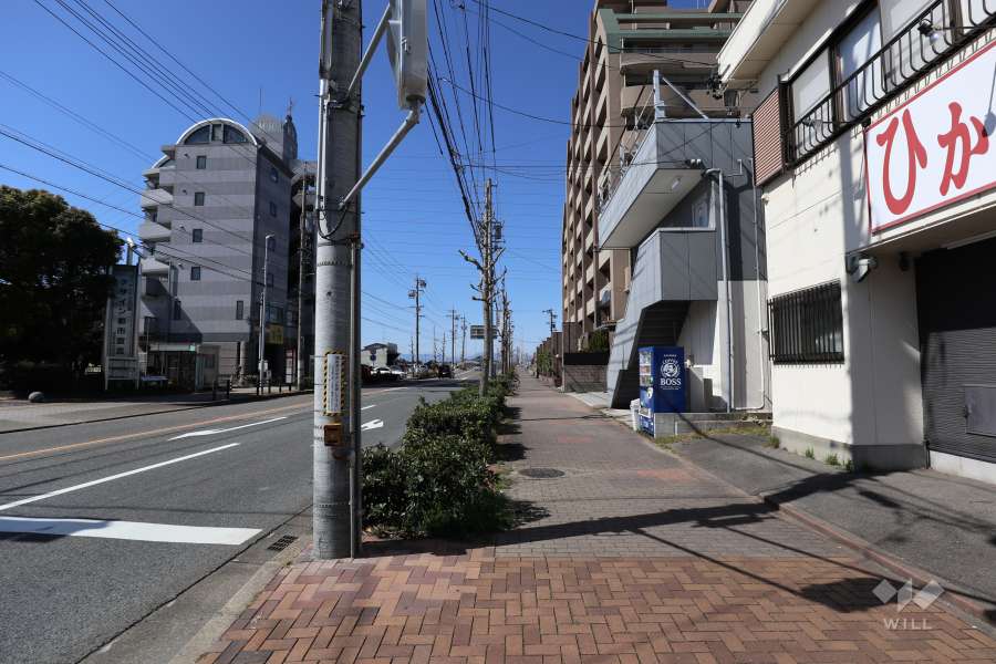 敷地南側の前面道路（東側から）