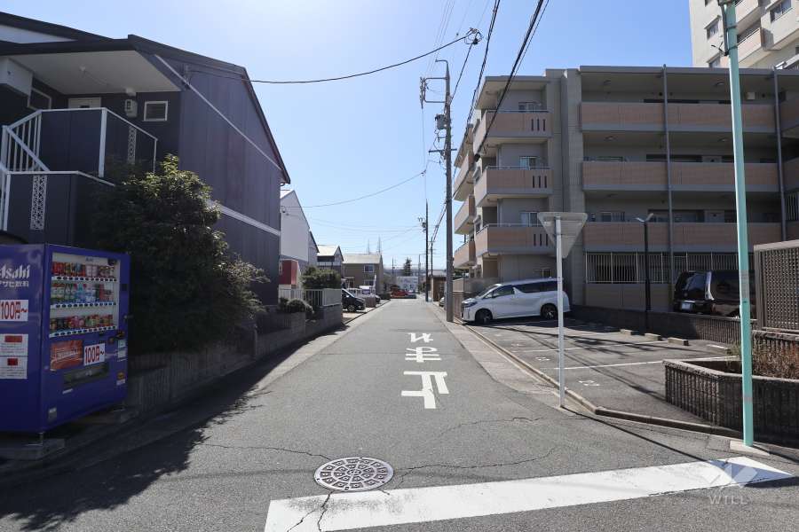 敷地東側の前面道路（北側から）