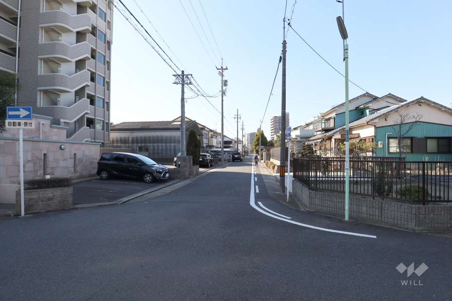 敷地北側の前面道路（東側から）