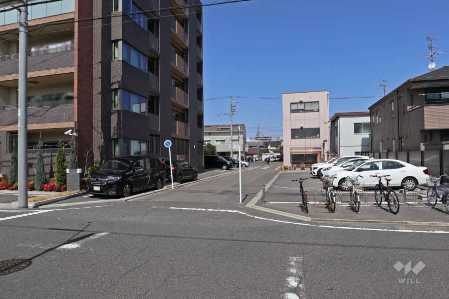 敷地東側の前面道路（南側から）