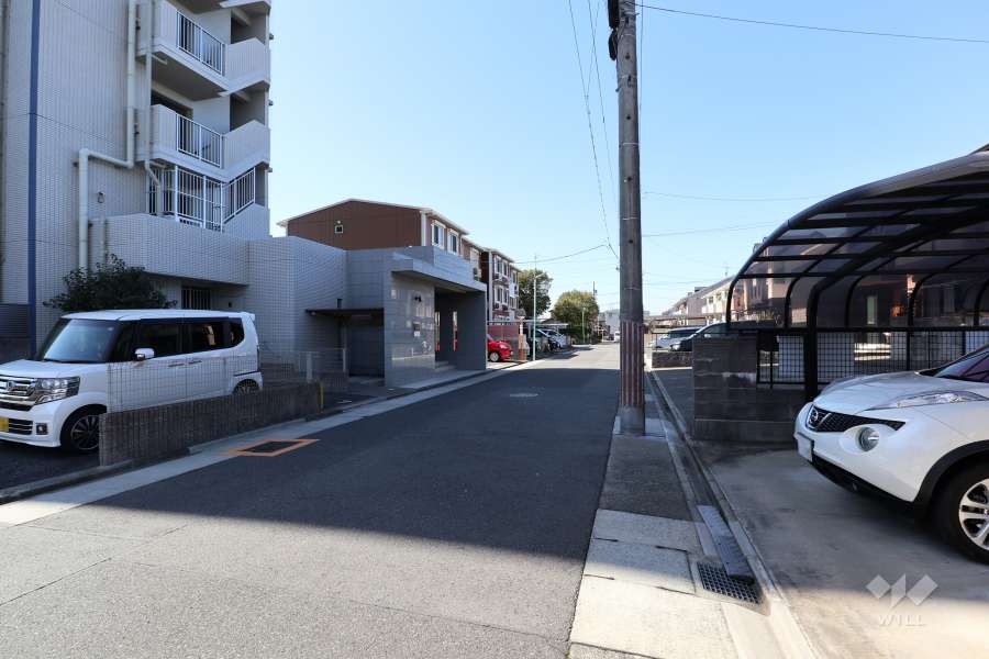 敷地北側の前面道路（東側から）