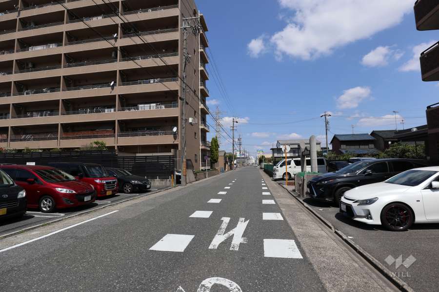 敷地東側の前面道路（南側から）