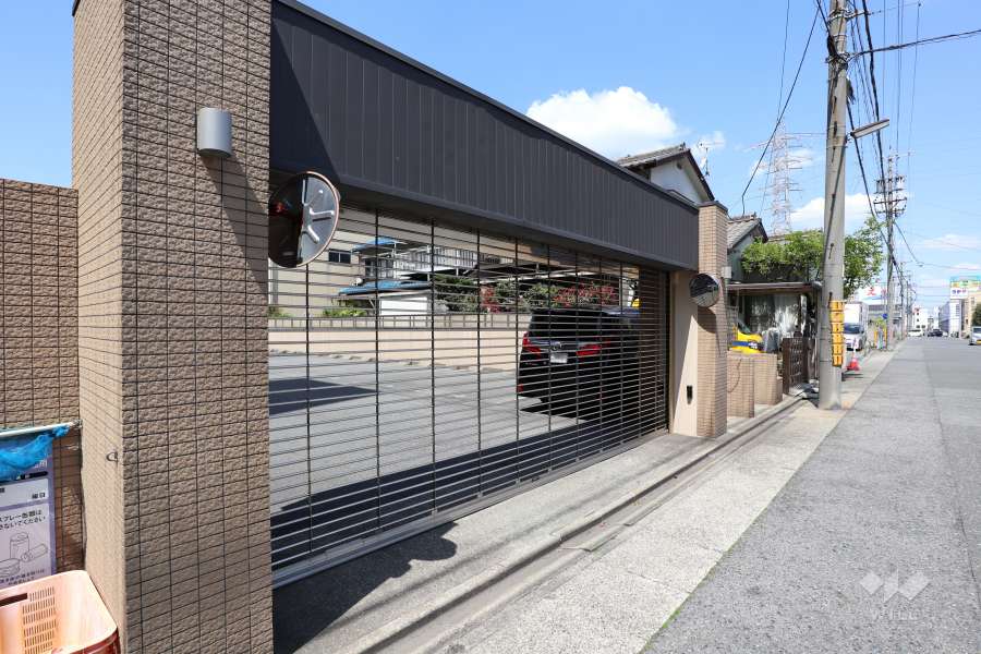 駐車場の出入り口（リングシャッター付き）・敷地内駐車場（屋外平面式）
