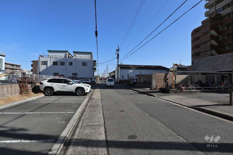 敷地北側の前面道路（西側から）