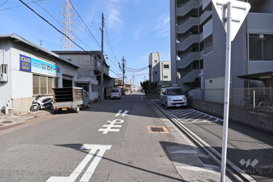 敷地北側の前面道路（西側から）