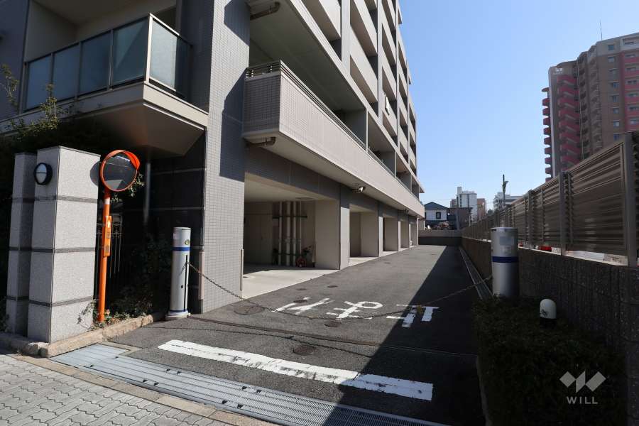 駐車場の出入り口（ロボットゲート付き）・敷地内駐車場（屋内平面式）