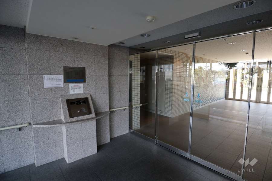 エントランスはオートロック付きです。