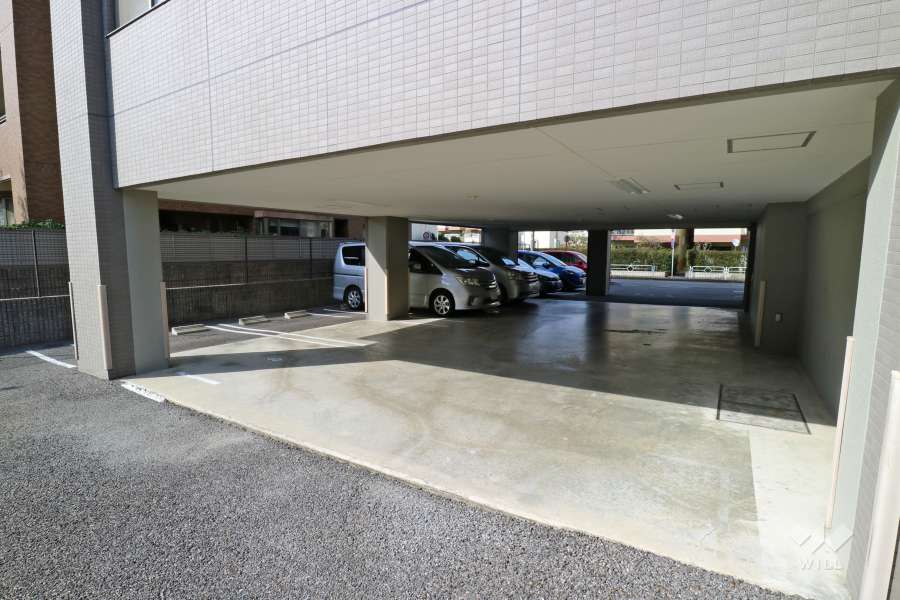 西側の敷地内駐車場（屋外平面式）