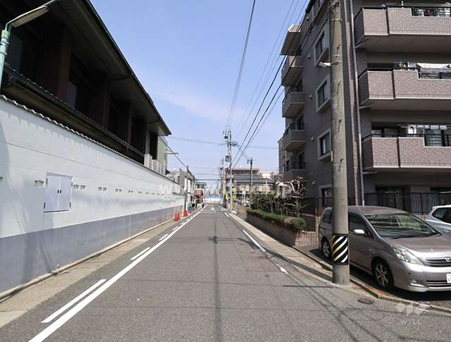 敷地西側の前面道路