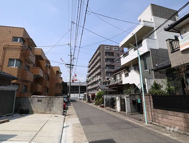 物件の周辺は戸建てやマンションが混在する住宅地です。