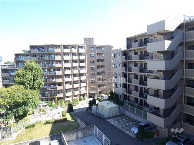 レックスガーデン豊中曽根弐番館の外観（西側から）　敷地西側は一戸建てが中心に立ち並んでいます。
