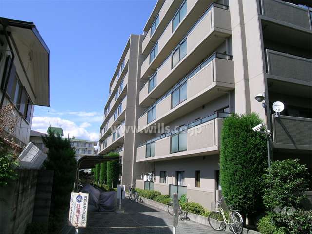 道路挟んで東側にレックスガーデン豊中曽根1番館があります。