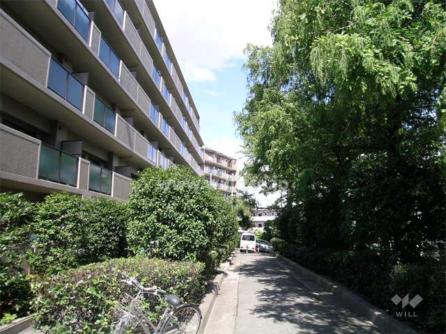 敷地に隣接した小さな公園