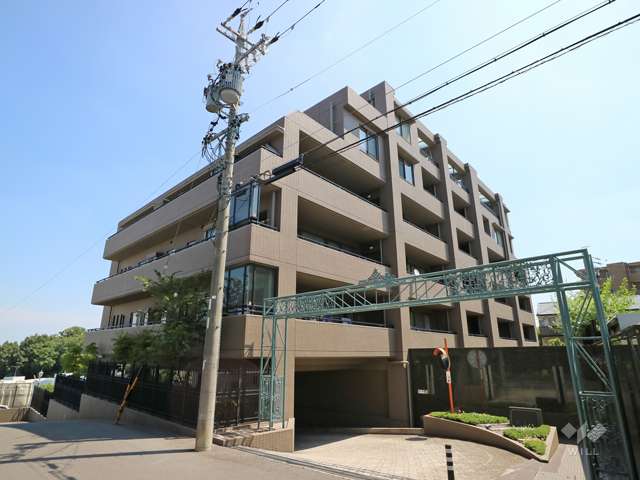 ロイヤルアーク覚王山の外観（南西側から）