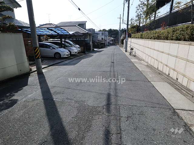 敷地南東側の前面道路(北東側から)