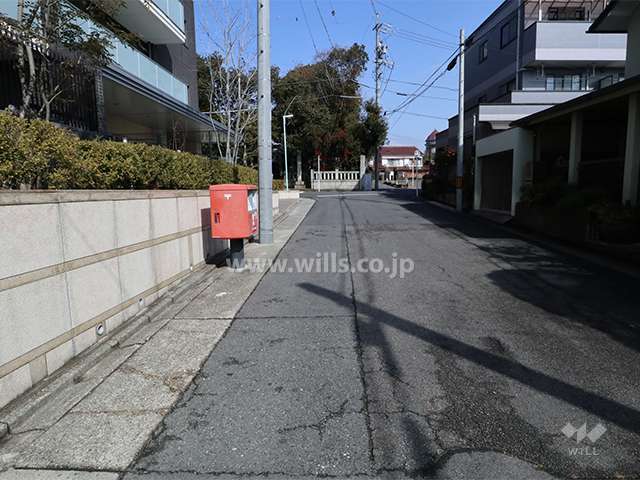 敷地南東側の前面道路(南西側から)