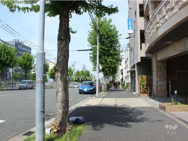 敷地西側の前面道路