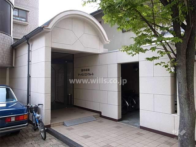 エントランス。エントランス横に駐輪場があります。