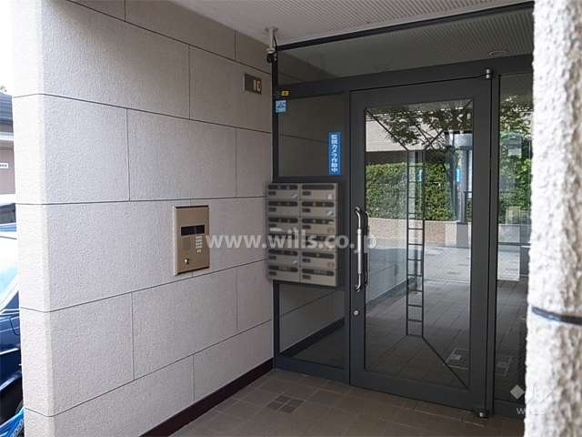 エントランスはオートロック付きです。