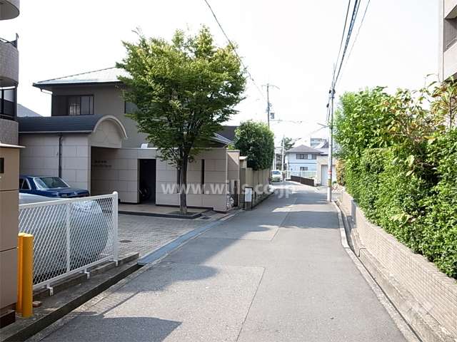 敷地北側の前面道路。周辺はマンションと一戸建てが混在する住宅地です。